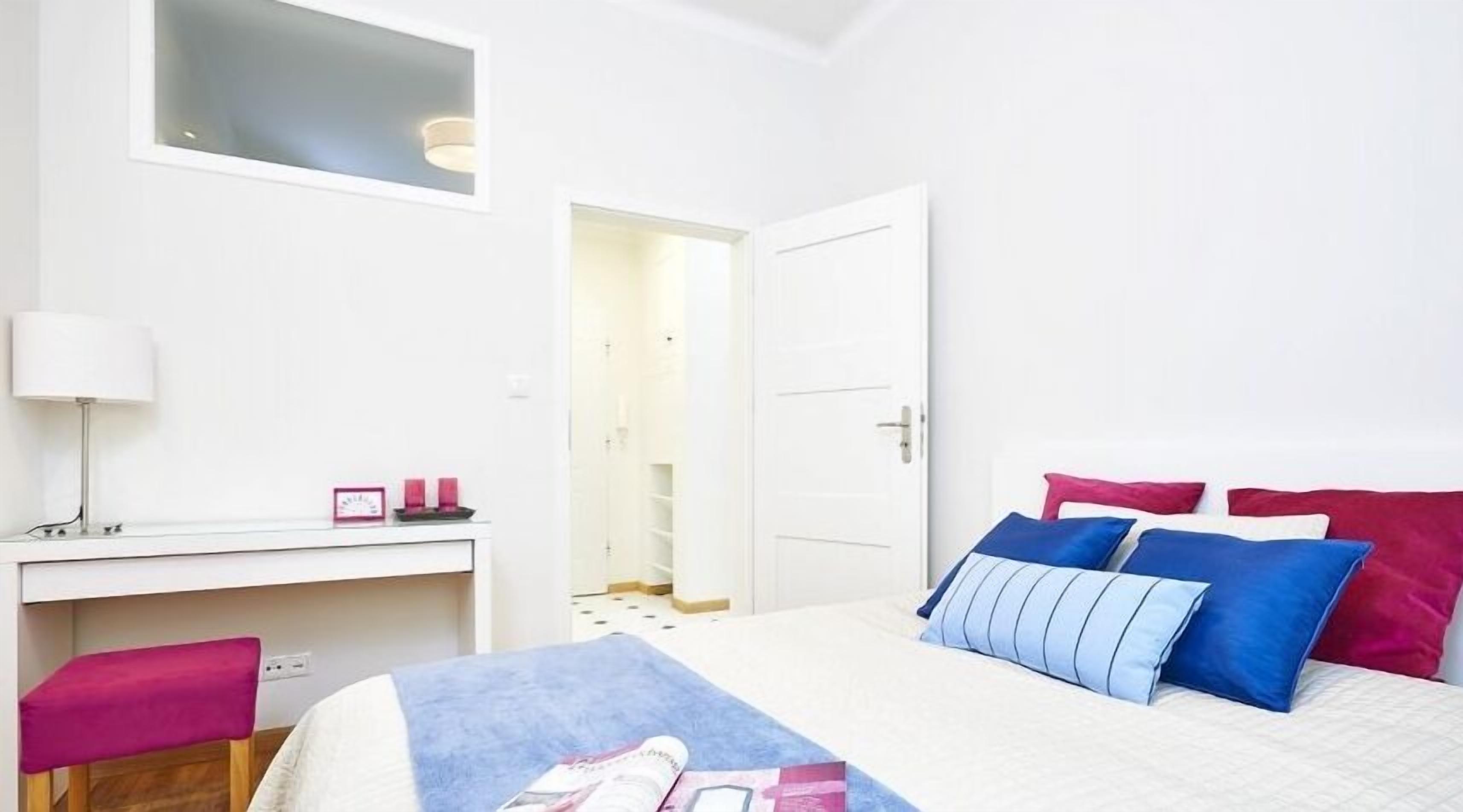 1 habitación, decoración personalizada y escritorio 