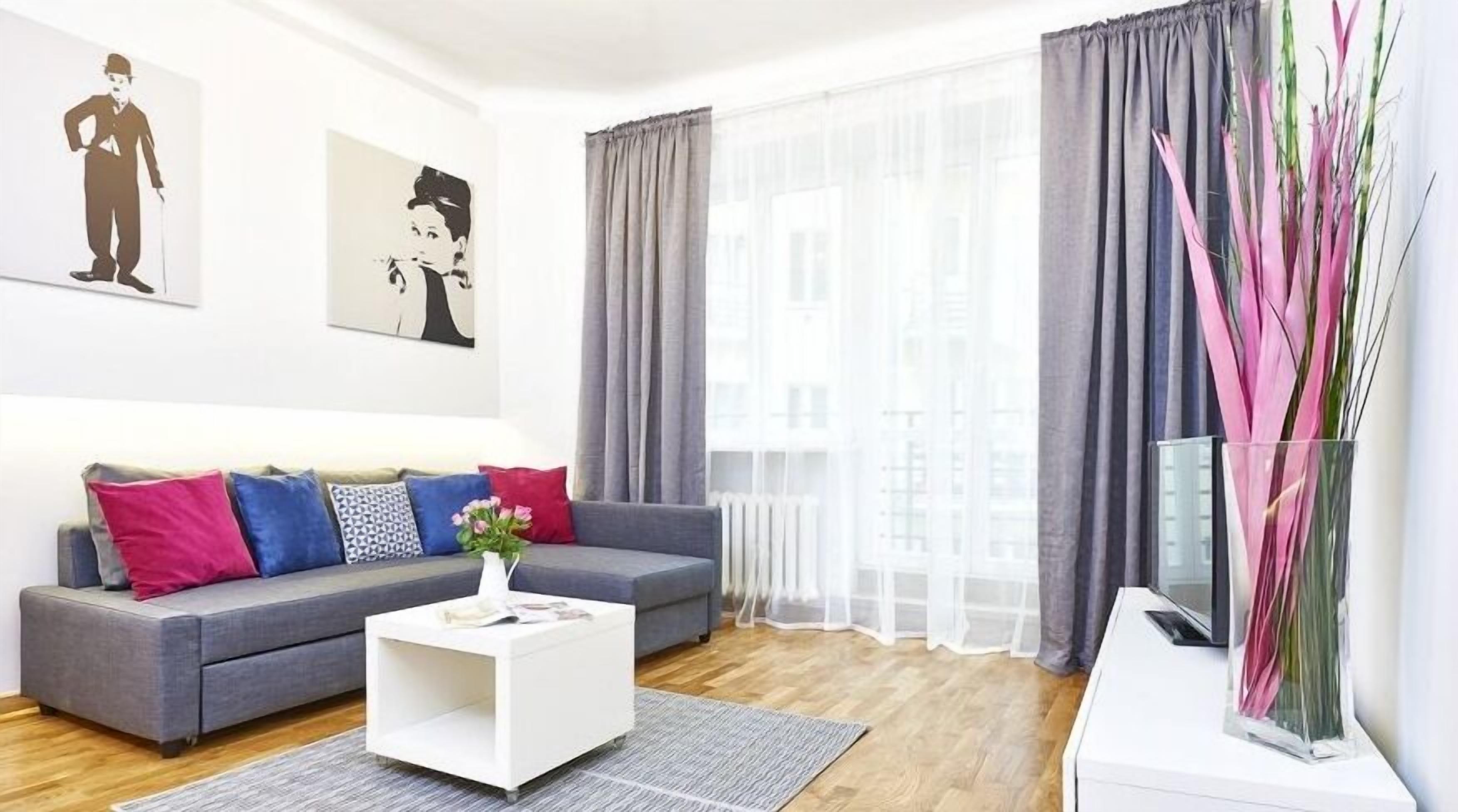 Departamento clásico | Área de sala de estar | Televisión LED de 40 pulgadas con canales por cable y televisión 