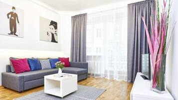 Departamento clásico | Área de sala de estar | Televisión LED de 40 pulgadas con canales por cable y televisión