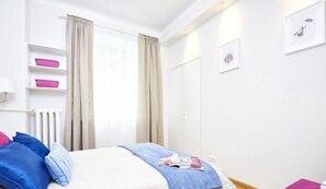 1 habitación, decoración personalizada y escritorio