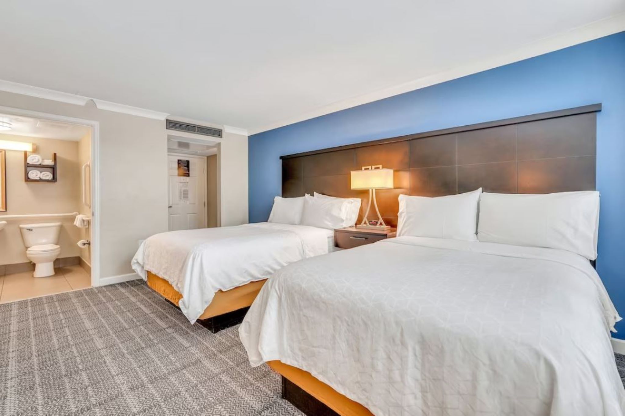 Tabla de planchar con plancha, wifi gratis, ropa de cama