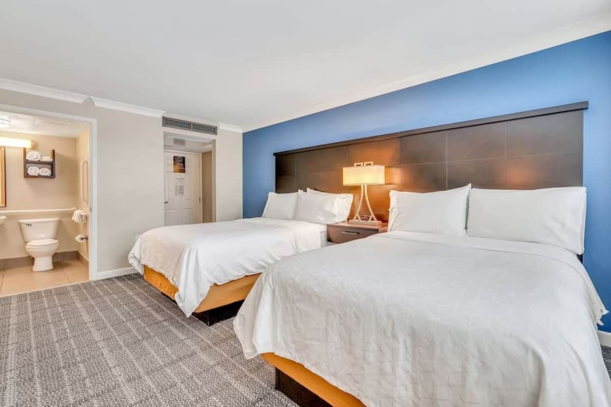 Tabla de planchar con plancha, wifi gratis, ropa de cama