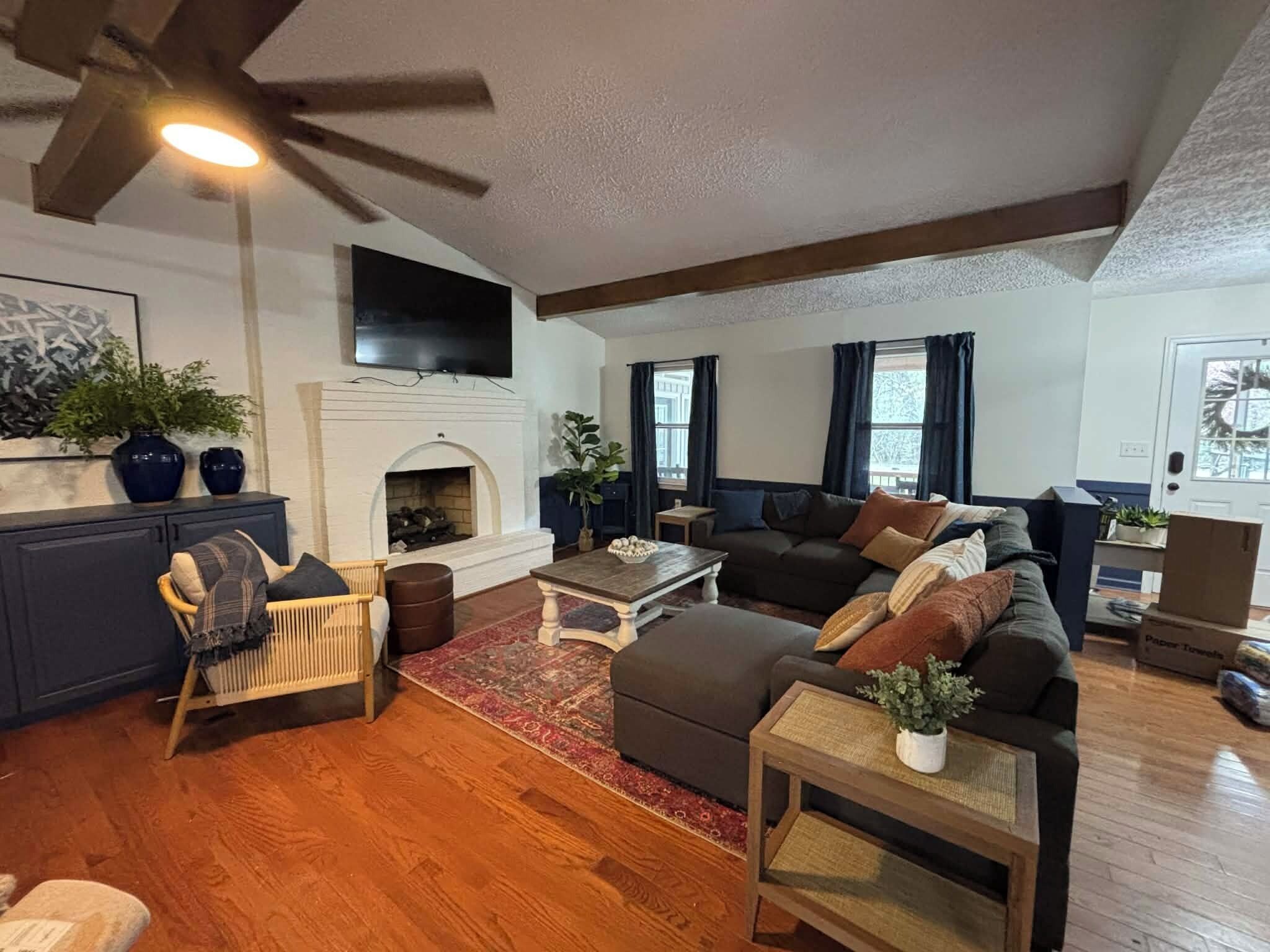 智能電視、壁爐、電子遊戲