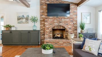 Smart-TV, Kamin, Videospiele