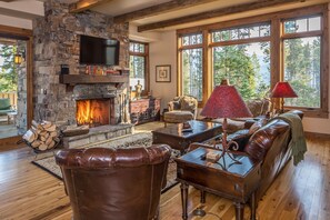 Smart TV, caminetto, videogiochi