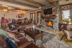 Smart TV, caminetto, videogiochi