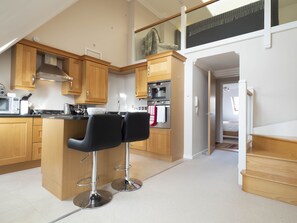 Apartment | Private kitchen | Full-size fridge, microwave, oven, stovetop - Adelaide Place (Canterbury)