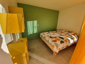 2 chambres, fer et planche à repasser, Wi-Fi gratuit, draps fournis