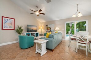 智能电视、DVD 播放器、书、立体声音响