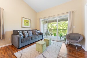 Condo, 2 quartos | Área de estar | Smart TV