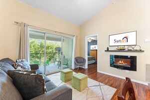 Condo, 2 quartos | Área de estar | Smart TV