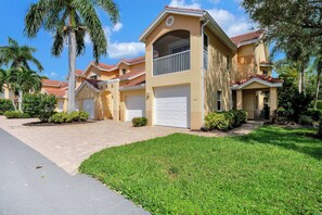 Exterior - Beautiful Corner Unit in Woods Edge W/ Brand New Kitchen, Community Pool -Close to Beach (Bonita Springs)