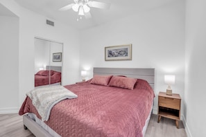3 bedrooms, iron/ironing board, travel crib, WiFi - Beautiful Corner Unit in Woods Edge W/ Brand New Kitchen, Community Pool -Close to Beach (Bonita Springs)