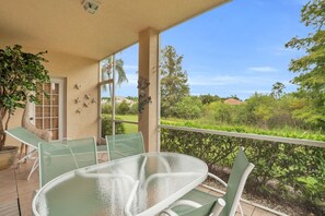 Outdoor dining - Beautiful Corner Unit in Woods Edge W/ Brand New Kitchen, Community Pool -Close to Beach (Bonita Springs)