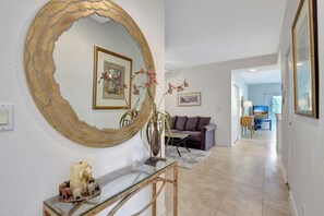 TV, offices - Beautiful Corner Unit in Woods Edge W/ Brand New Kitchen, Community Pool -Close to Beach (Bonita Springs)