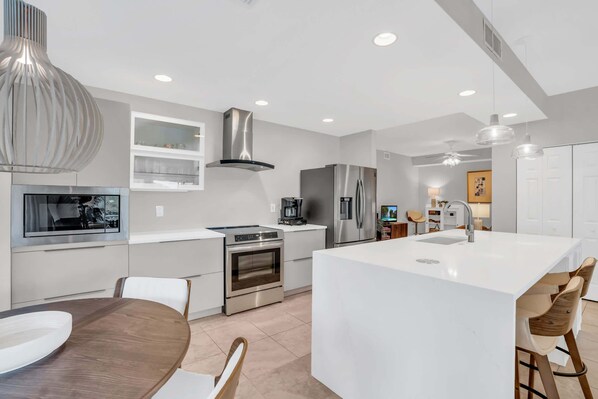 Coffee/tea maker, fridge, microwave, oven - Beautiful Corner Unit in Woods Edge W/ Brand New Kitchen, Community Pool -Close to Beach (Bonita Springs)