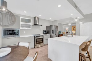 Kylskåp, mikrovågsugn, ugn och spishäll