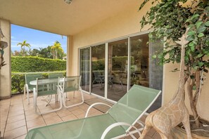 Outdoor dining - Beautiful Corner Unit in Woods Edge W/ Brand New Kitchen, Community Pool -Close to Beach (Bonita Springs)
