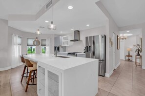 Coffee/tea maker, fridge, microwave, oven - Beautiful Corner Unit in Woods Edge W/ Brand New Kitchen, Community Pool -Close to Beach (Bonita Springs)