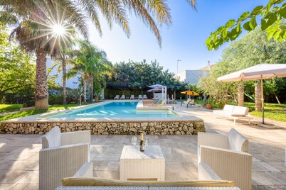 Charming residence with large pool and park