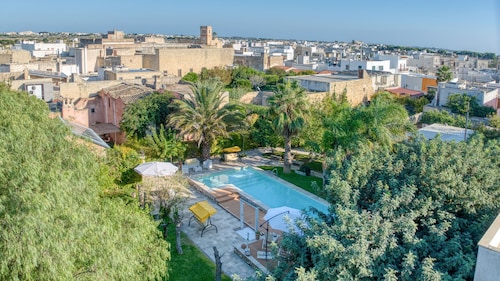 Charming residence with large pool and park