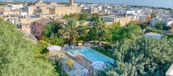 Charming residence with large pool and park