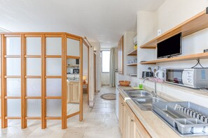 Frigorífic, forn, rentaplats i cafetera i tetera