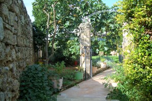 Property grounds - Charming residence with large pool and park (Patù)
