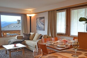 Televisión y chimenea 