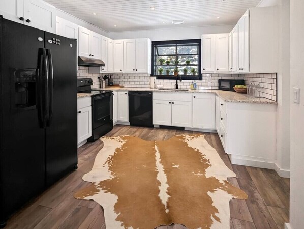 ثلاجة، ميكروويف، فرن، موقد طهي مسطح