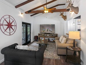 تلفزيون ذكي، مدفأة، تنس طاولة، كُتُب