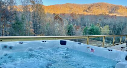 Quiet farmhouse with pond, trails, hot tub, close to skiing and breweries