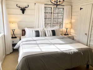 4 bedrooms, desk, iron/ironing board, free WiFi