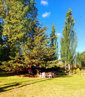 Outdoor dining - Casa Los Coirones (Mendoza)