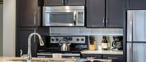 Refrigerador, microondas, horno y parrilla de estufa