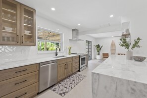 Kjøleskap, mikrobølgeovn, ovn og kokeplater