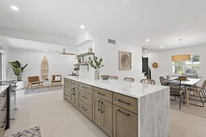 Kjøleskap, mikrobølgeovn, ovn og kokeplater