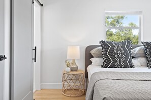 4 habitaciones, escritorio y tabla de planchar con plancha