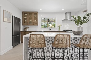 Réfrigérateur, four à micro-ondes, un four, surface de cuisson