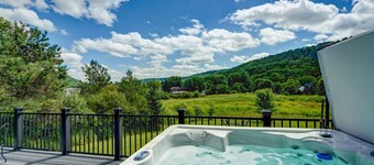 Spacious Chalet , exceptional view, walk to Village, Hot tub , A/C , fire pit