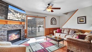 Smart TV, fireplace, stereo - Spacious Chalet , exceptional view, walk to Village, Hot tub , A/C , fire pit (Ellicottville)