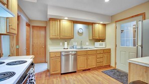 Fridge, microwave, oven, stovetop - Spacious Chalet , exceptional view, walk to Village, Hot tub , A/C , fire pit (Ellicottville)
