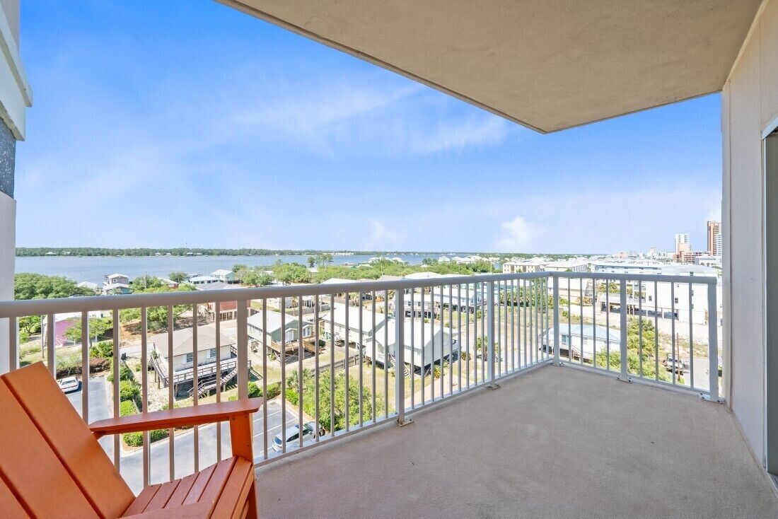 Un balcon donnant sur une marina et des immeubles.
