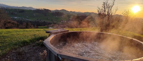 Outdoor spa tub