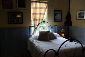 1 bedroom, desk, iron/ironing board, free WiFi - Folk Art Tower Guesthouse & Gallery - Pvt Bedroom (Opelousas)