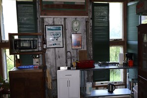 Refrigerador, cafetera y tetera, tetera eléctrica y tostadora 