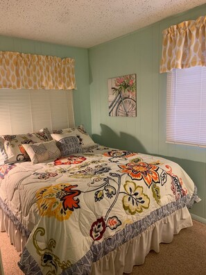 2 bedrooms, free WiFi, bed sheets - Lake Life at its best! Enjoy this Cabin on Bois Blanc Island. (Pointe Aux Pins)