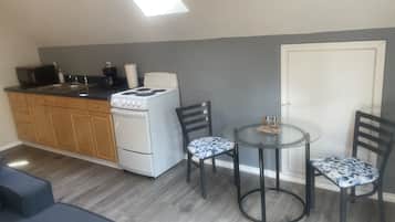 冷蔵庫、電子レンジ、オーブン、コンロ