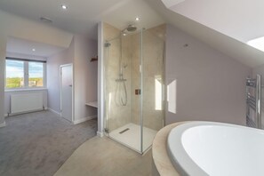 Ensemble douche/baignoire, sĂšche-cheveux, serviettes fournies