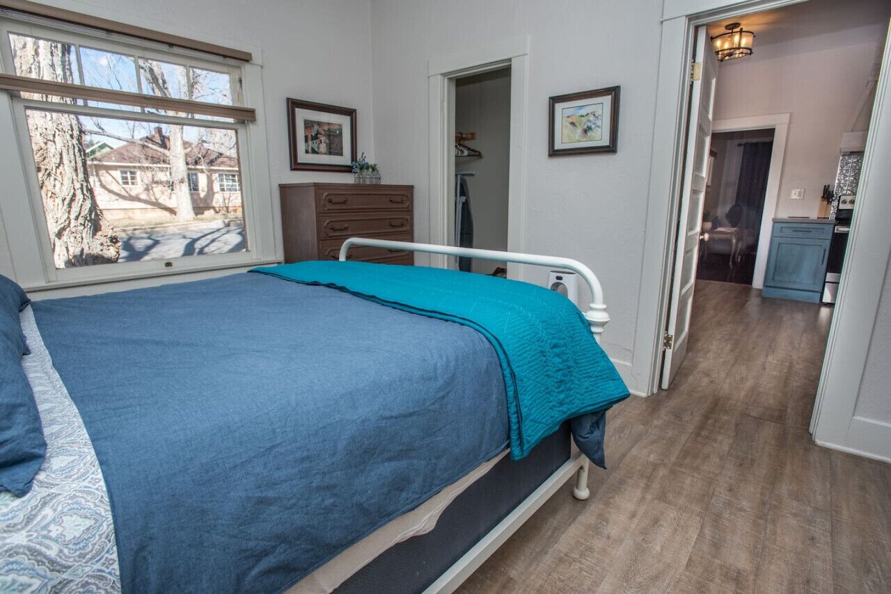 1 habitación, escritorio, tabla de planchar con plancha y wifi 